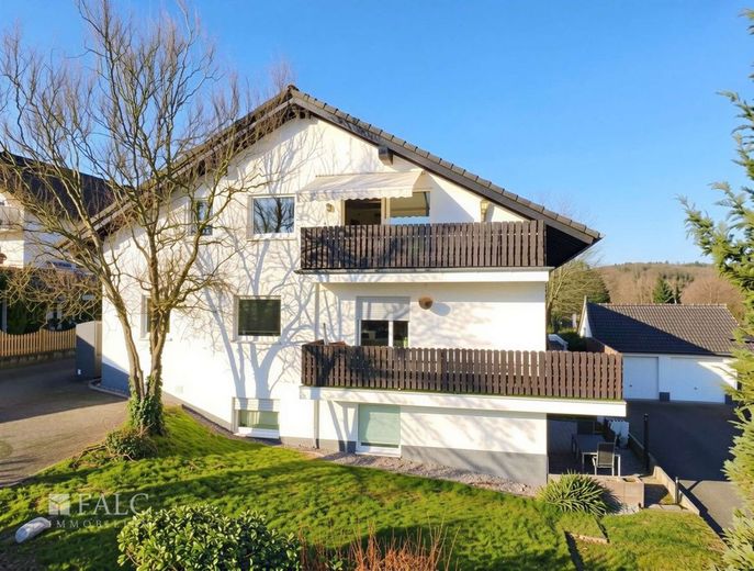 Wohnen auf einer Ebene - 143 m² modernisiert mit Balkon &amp; Garage – Außenansicht