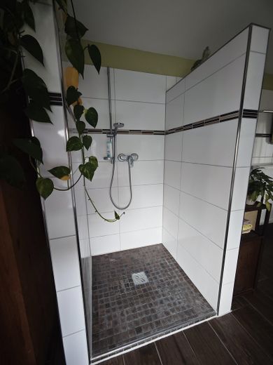 Dusche in Badezimmer