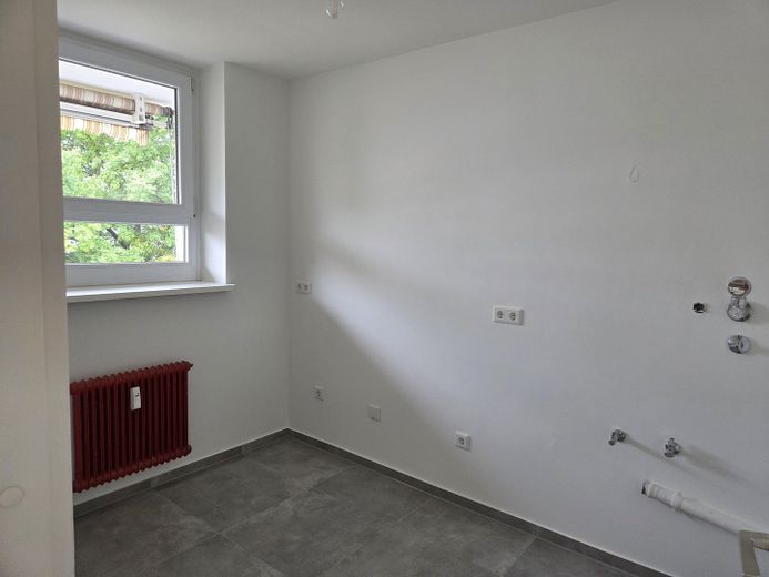 Ampio appartamento di 2 locali con 85,5 m², balcone esposto a sud-ovest e posto auto in garage sotterraneo – primo utilizzo dopo la ristrutturazione – Küche
