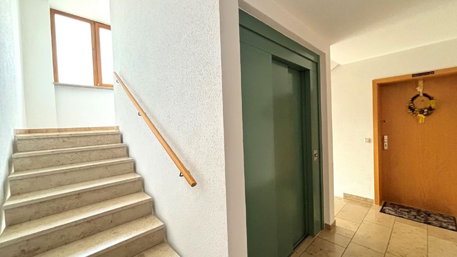 Treppenhaus und Aufzug