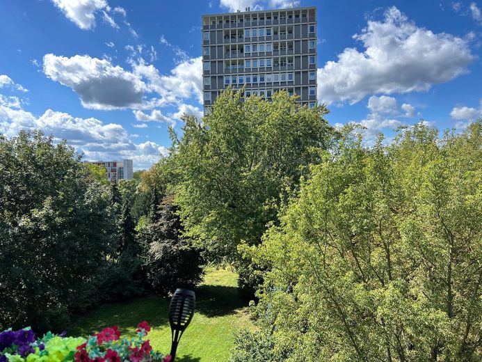 Apartamento de 2 habitaciones disponible para ocupar en el Hansaviertel – Blick vom Balkon 2