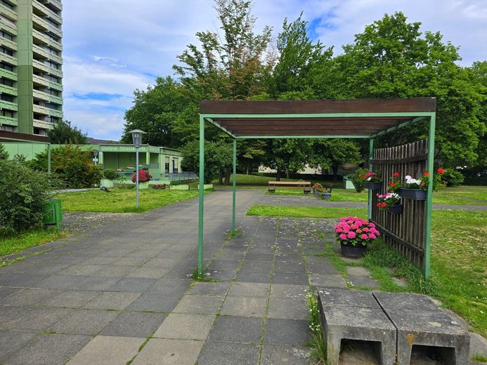 Hochheim Skyline:
3-Zimmer; 96 m²; überdachte Terrasse; toller Fernblick; seniorengeeignet! – Viele Aufenthaltsbereiche...