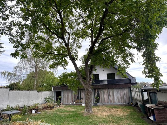 Vielseitiges Mehrfamilienhaus mit 3 Einheiten & attraktivem Baugrundstück – Rückansicht