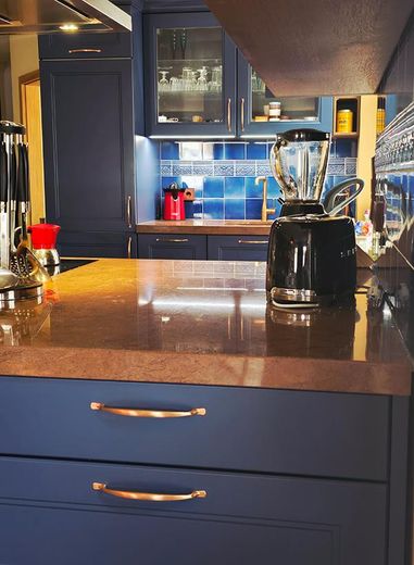 Wohnen & Arbeiten perfekt kombiniert - Autarkes Design-Stadthaus für Freiberufler & Paare – Kücheninsel