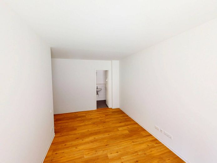 Hell und modern: Große 4-Zimmer-Wohnung mit EBK, 2 BÄDERN und BALKON im Neubauquartier FIELD 4 – Ansicht II: Schlafzimmer I