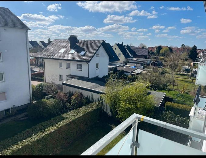 Libero e appena ristrutturato, 3 locali con balcone esposto a sud, posto auto e cantina a Bünde – Balkonsicht