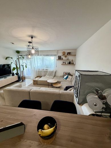 Gut geschnittene 2-Zimmer-Wohnung mit Balkon & Einbauküche in zentraler Lage von Pulheim – Wohnzimmer
