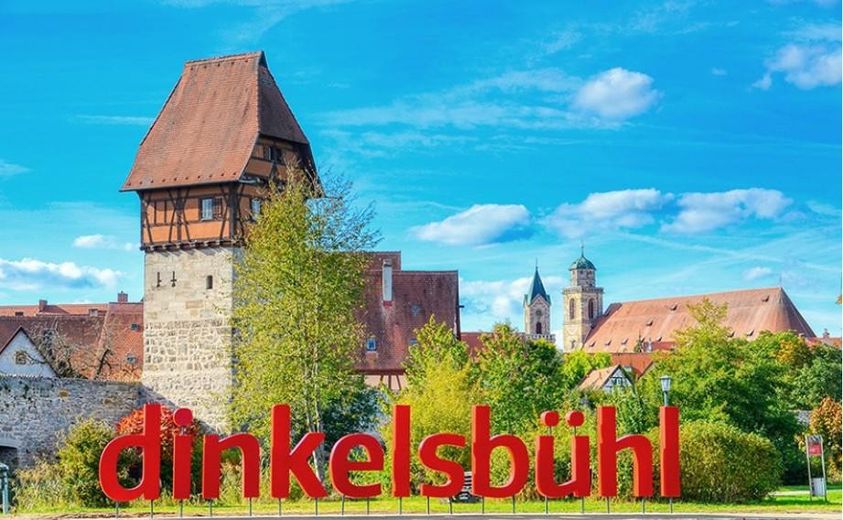 Sehr gepflegtes Zweifamilienwohnhaus in ruhige Wohnlage mit großem, sonnigem Gartengrundstück – Dinkelsbühl