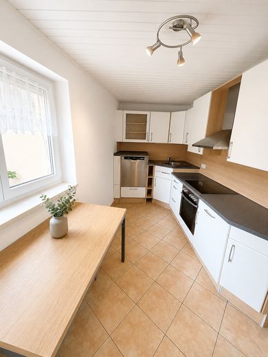 Große 4 Zimmer -Wohnung auf 2 Etagen mit 136 m² Wohnfläche, Balkon und Innenhof – Einbaküche inkl.