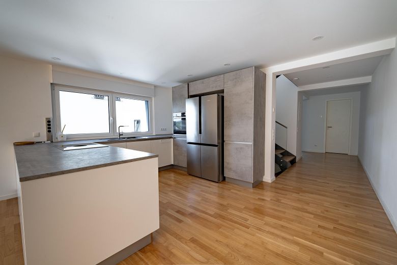 Attraktive Maisonettewohnung mit Haus-im-Haus-Charakter, Dachloggia, Garage – Küche