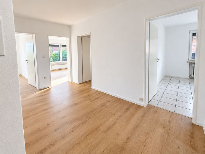 Primera ocupación tras la reforma: espacioso piso de 4 habitaciones con terraza y 106 m² en Springe – Flur