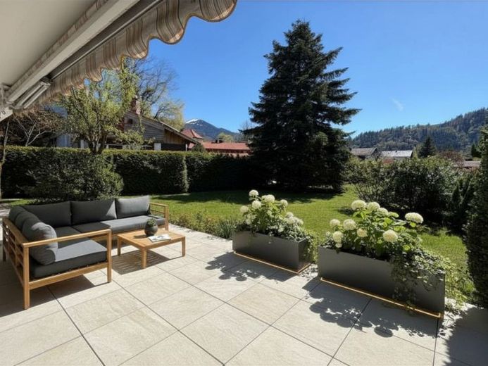 Sonnenverwöhnter Rohdiamant: Erdgeschosswohnung mit Riesen-Terrasse in Top-Lage von Rottach-Egern – Foto 1
