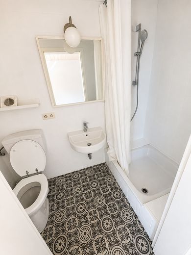 Renovierte 3-Zimmer-Wohnung mit Balkon & schönem Ausblick in Laubenheim – Bad