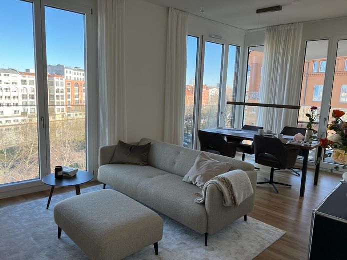 4 Zimmer Wohnung mit direktem Spreeblick und Weitblick über die Stadt – Blick in den Wohn- Essbereich