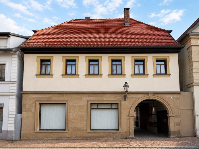 Historisches Wohn- und Geschäftshaus (teilsaniert) - außergewöhnliches Potenzial im Herzen Eberns – Straßenansicht