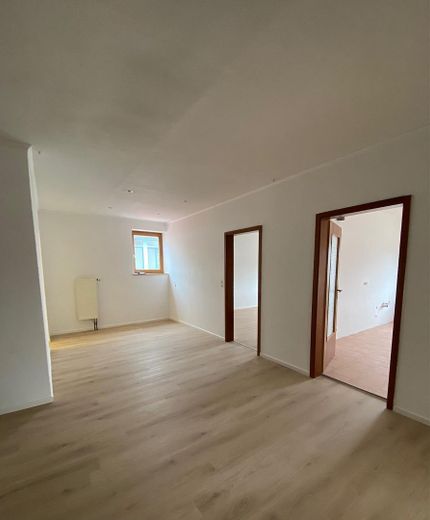 Großzügige 3-Zimmer Wohnung mit 130 m²; Balkon & Gartenanteil – Wohndiele
