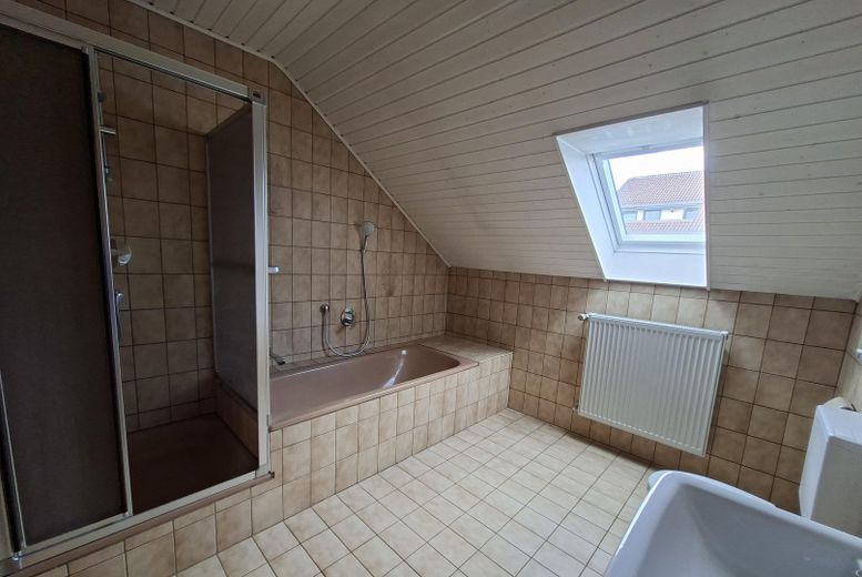 Sehr gepflegtes Zweifamilienwohnhaus in ruhige Wohnlage mit großem, sonnigem Gartengrundstück – Badezimmer OG