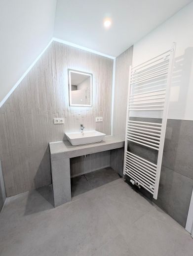 Sanierte Dachgeschosswohnung - Balkon, zum Einzug bereit - OHNE Provision – Bad