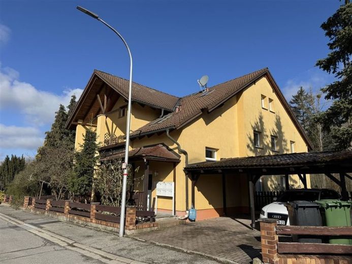 DÖRFLES ** Quietly located 1-room top-floor apartment – studio style ** Carport ** – Photo 1