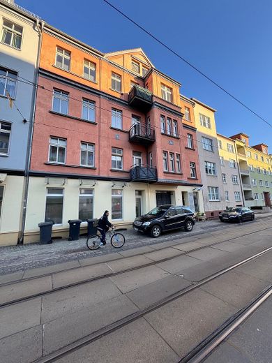 Zentral gelegene, helle 3-Raum Wohnung über 71,67 qm ab 01.08.2026 – Verkehrssituation vor dem Haus