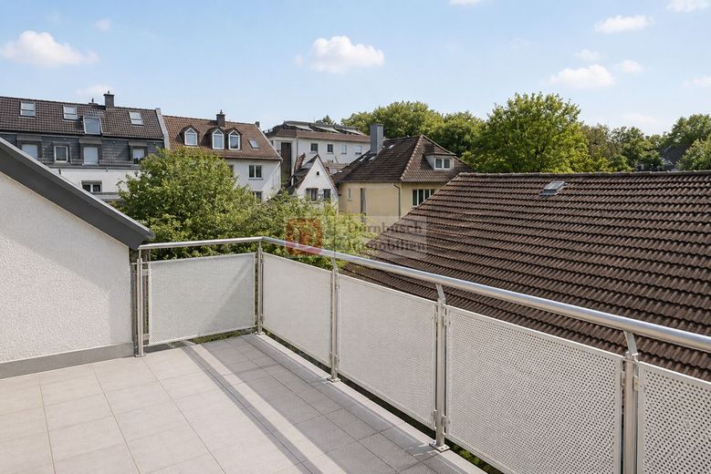 Top!! 3-Zimmer-Dachgeschoss nahe Kurpark – Balkonansicht