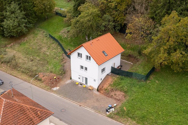 Neuwertiges KfW-55-Einfamilienhaus mit Wintergarten, Weitblick und großem Garten – provisionsfrei – Luftbild vorne 2