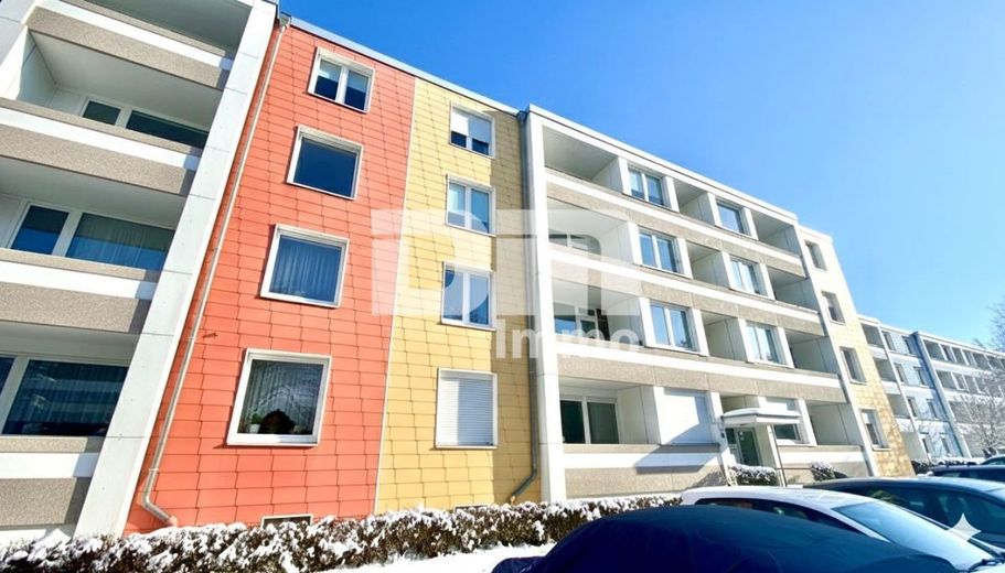 Gepflegte Dreizimmerwohnung mit Loggia in idyllischer Ortsrandlage /Campusnähe – Frontansicht