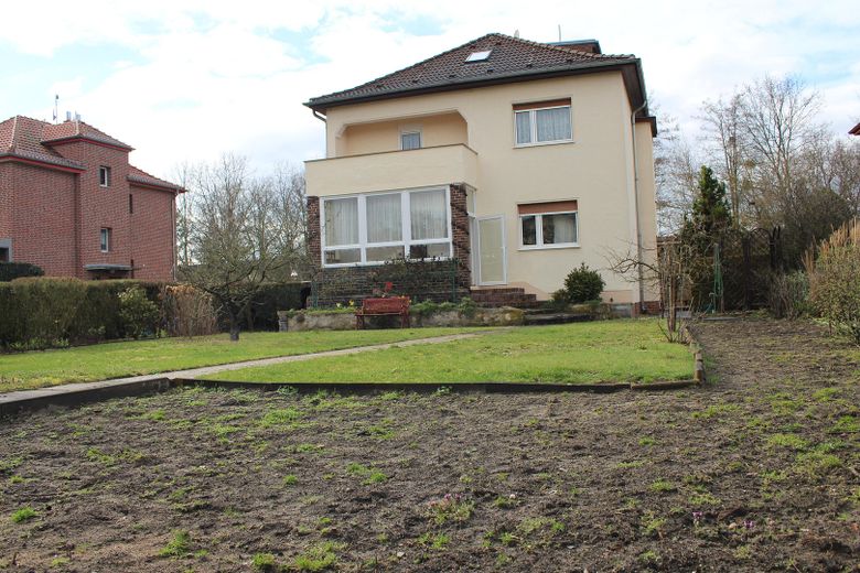 Casa per più generazioni con due unità abitative separate – Ansicht Garten