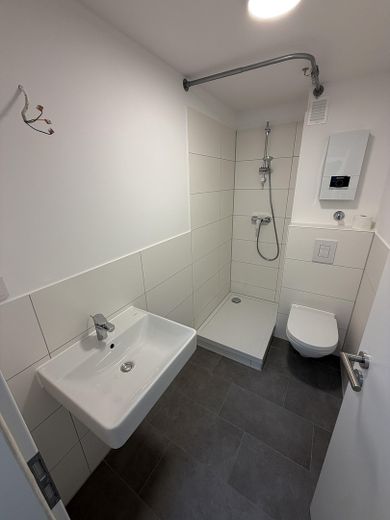 Erstbezug nach Kernsanierung: Moderne 2‑Zimmer Wohnung mit Sonnenbalkon & neuer Einbauküche in Rath – Neues Duschbad