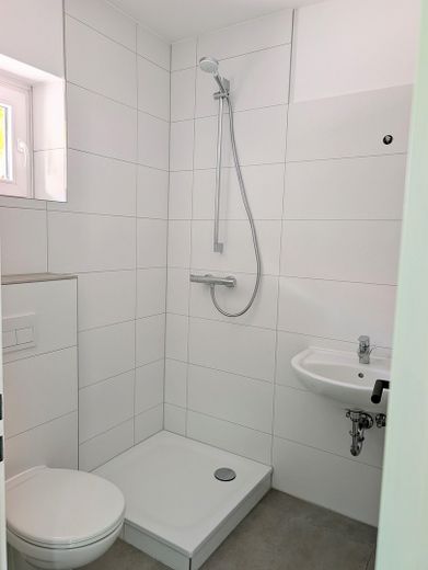 شقة من غرفتين جاهزة للسكن على السور في وسط مدينة غرايفسفالد – Bad mit Fenster und Dusche