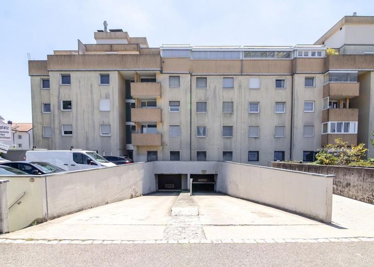 Erstbezug nach Kernsanierung: 2,5-Zi.-Wohnung mit Balkon und TG-Stellplatz (+Aufzug) – Garage Einfahrt