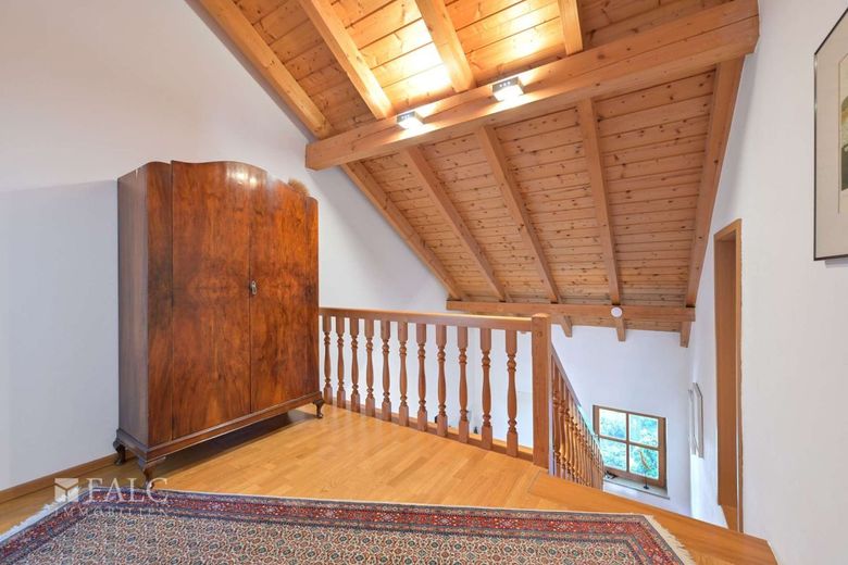 Exklusive Landhaus-Idylle mit unverbaubarem Blick ins Ampermoos – OG Diele