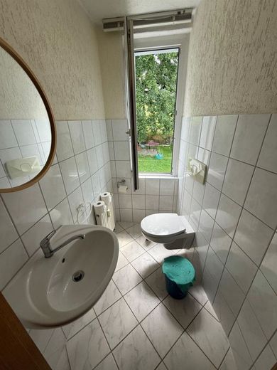 Günstiges EFH mit Terrasse, Garage, Dusche und sonnigem Grundstück am grünen Ortsrand – WC