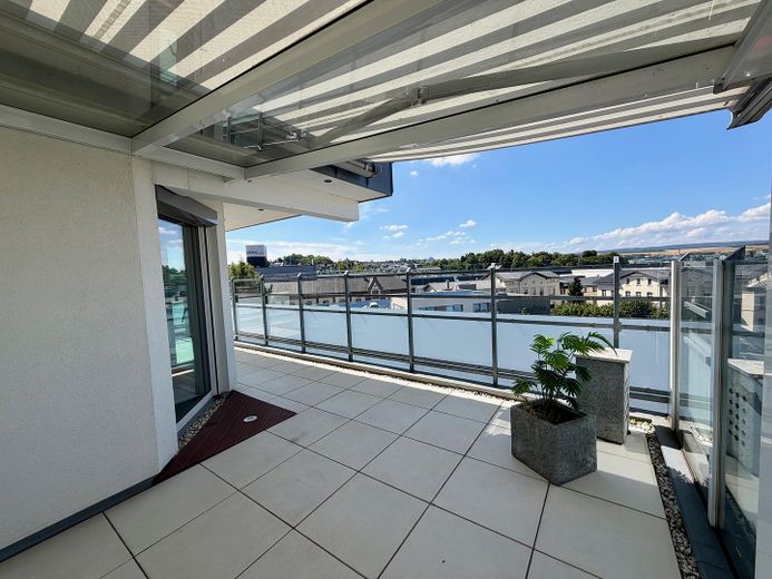 Limburg şehir merkezinde lüks penthouse – 196 m², katedral manzarası, whirlpool ve Gaggenau mutfak – Terrasse mit Markise