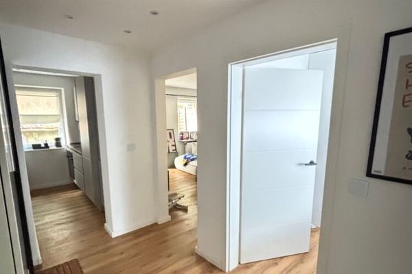Hochwertig renovierte und möblierte 2-ZKB mit EBK, Terrasse + Garage