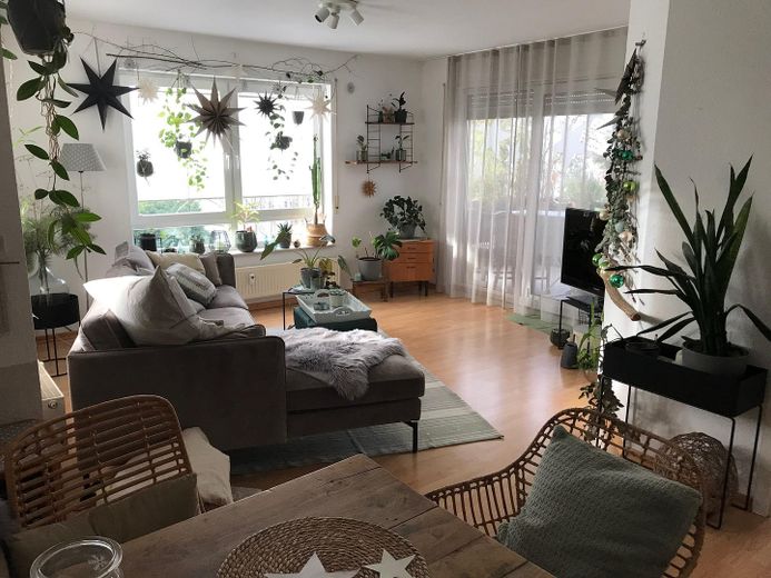 •Commission-free from private seller: Bright 3-room apartment with 2 balconies & underground garage – Wohn-Essbereich