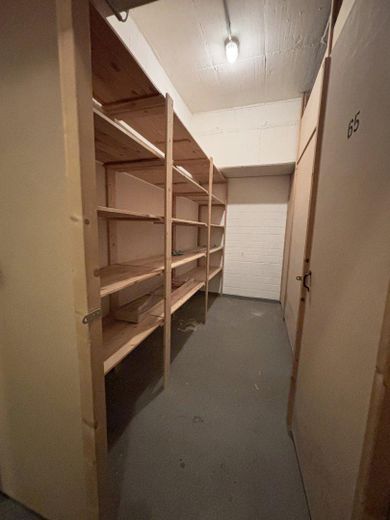 Köln Neustadt-Nord Agnesviertel'de balkonlu aydınlık 2 odalı daire – Abstellraum im Keller