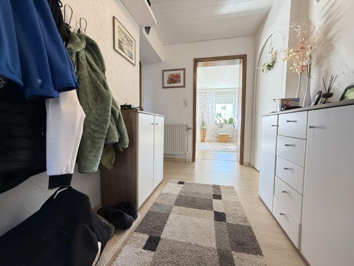 ***Curata casa bifamiliare ai margini del centro abitato di Illerberg*** – Diele EG