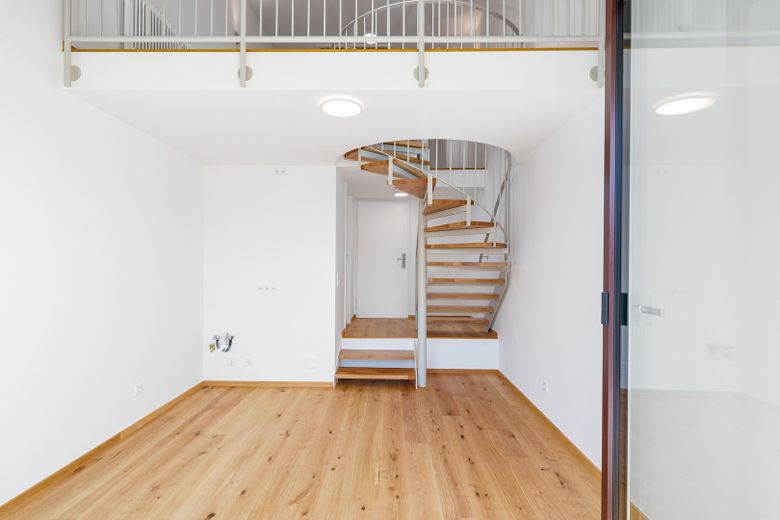 RARITÀ AL LEHEL | Maisonette modernizzata con vista sul verde e posto auto in garage sotterraneo – senza provvigione – Wohn und Kochbereich 4. OG