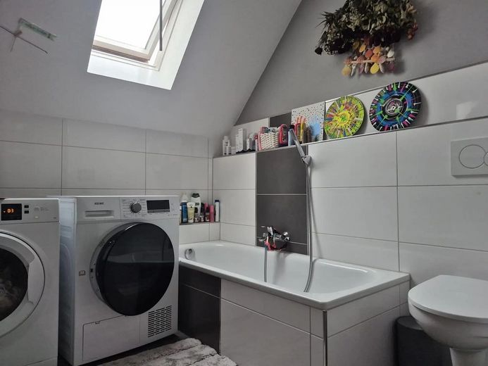 Ruime, lichte 4-kamerwoning met balkon, open haard en parkeerplaatsen (laag-energiebouw) – Badezimmer: mit Badewanne