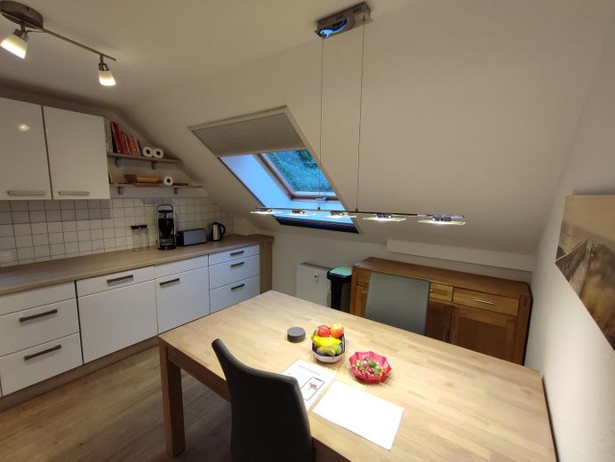 Provisionsfrei: Lichtdurchflutete DG-Wohnung mit 16 m² Dachterrasse, Aufzug & TG-Stellplatz – Küche