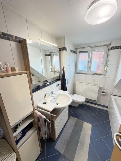 Maisonette mit Weitblick – 2 Balkone, Studio & Tiefgarage am ruhigen Ortsrand (provisionsfrei) – Bad