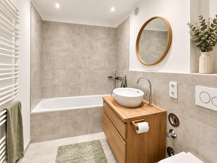 Da privato - Luminoso e tranquillo appartamento trilocale modernizzato + balcone, 2 bagni e vista sul verde – Wannenbad