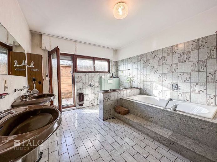 Spannender Bungalow mit Gewerbehalle und Zahnarztpraxis im wunderschönen Wipperfürth – Badezimmer