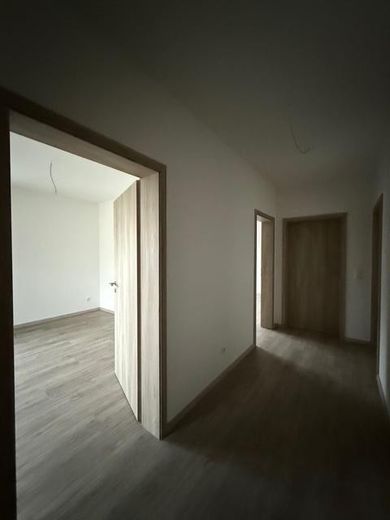Appartamento di 3 locali, nuova costruzione, balcone, riscaldamento a pavimento, impianto di ventilazione, WE3 – Flur