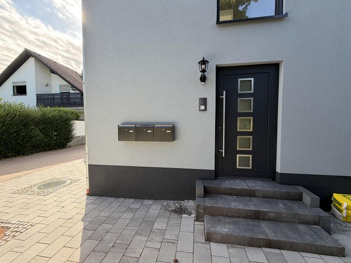 Erstbezug im Neubau – Stilvolle 2-Zimmer-Wohnung mit eigenem Garten und moderner Ausstattung – Hauseingang