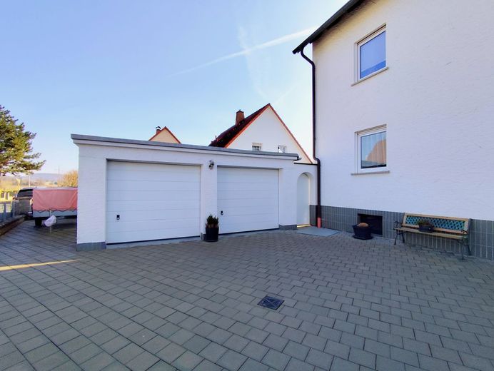 Gemütliches Wohnen mit Wohlfühlfaktor: Helle 3-Zimmer-DG-Wohnung mit Garage in Melkendorf! – Garage rechts