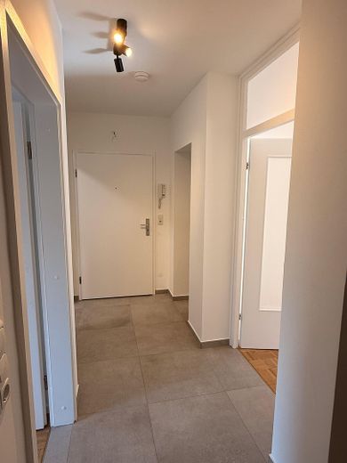 Provisionsfreie frisch renovierte EG-Wohnung mit Stellplatz nahe Wilhelmplatz und Schreventeich – Flur 1