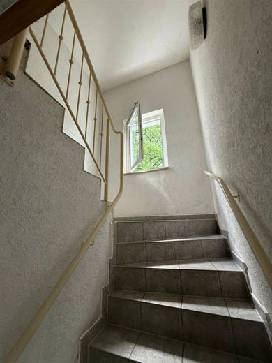 Günstiges EFH mit Terrasse, Garage, Dusche und sonnigem Grundstück am grünen Ortsrand – Treppe