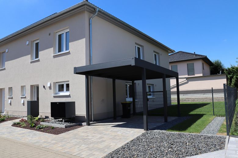 Neubau-DHH in Magdeburg-Diesdorf / familienfreundlicher Garten / Photovoltaik / 2 Stellplätze – Vorderseite mit Carport